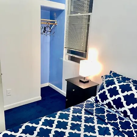 3 Bedrooms 1 Bath Apt, 10 Min To Manhattan! *