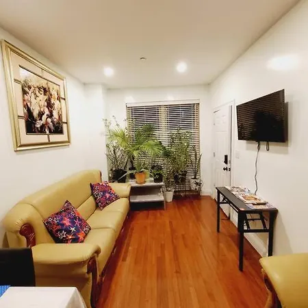Beautiful Bedroom In A Private With Access To Patio New York