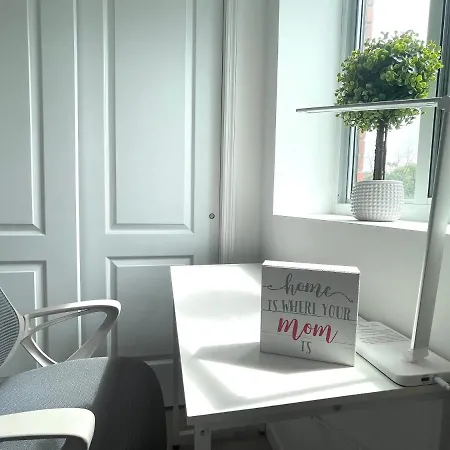 Apartment Brand New!!!with Balcony, Free Parking, 3 Minutes To Subway