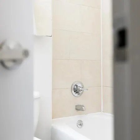 Apartment One Bed One Bath At Midtown East *
