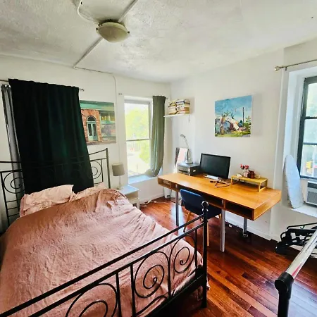 Apartment Sunlit Three-bedroom In The Vibrant Soho Neighborhood