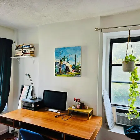 Sunlit Three-bedroom In The Vibrant Soho Neighborhood Apartment