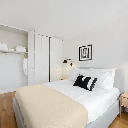 Apartment Midtown 2br W Pool Gym Roof Nr Subway Nyc-385 New York