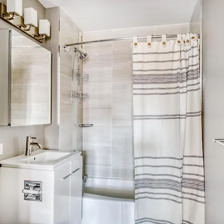 Ues 2br W Dm Elevator Gym Nr Park Nyc-918 Apartment New York
