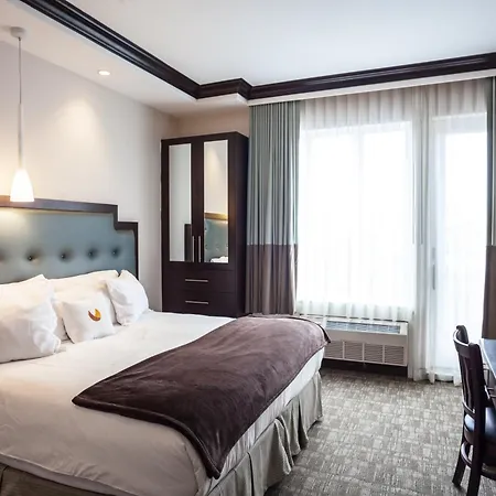 Aura Brooklyn 4*