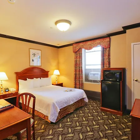 Newton Hotel 3*