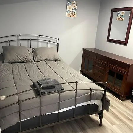 Modern One Bedroom Apartment *