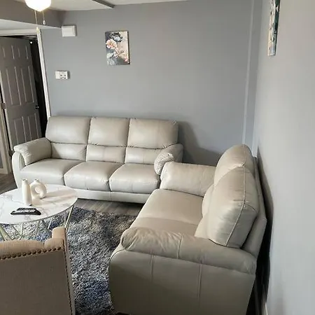 Modern One Bedroom Apartment *