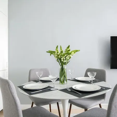 Beautiful 2bd Near Times Square With Doorman And Gym * New York