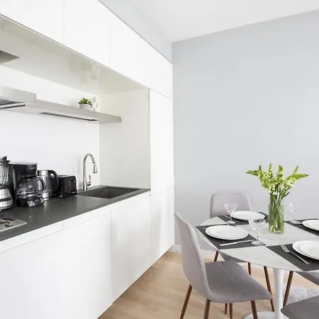 Beautiful 2bd Near Times Square With Doorman And Gym *