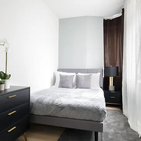 Perfectly Located 2bd Near Times Square With Gym Apartment New York
