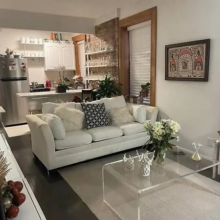 Stylish & Lovely 2 Bedroom Midtown Apartment