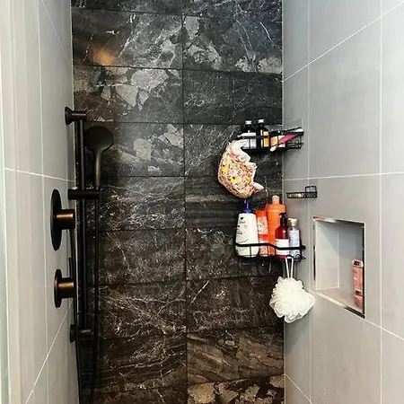 Luxury High-rise Studio Brooklyn Apartment *
