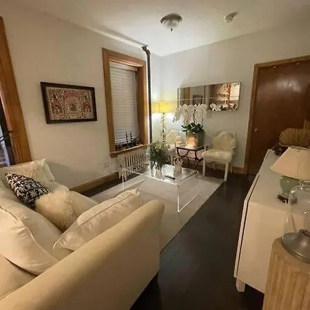 Apartment Stylish & Lovely 2 Bedroom Midtown