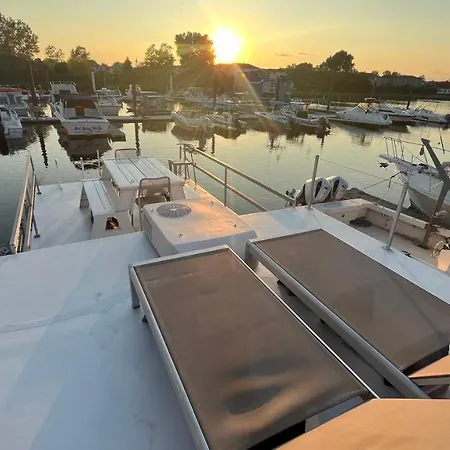 Unique Design Houseboat In Rockaway Queens Botel *
