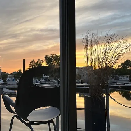Botel Unique Design Houseboat In Rockaway Queens *
