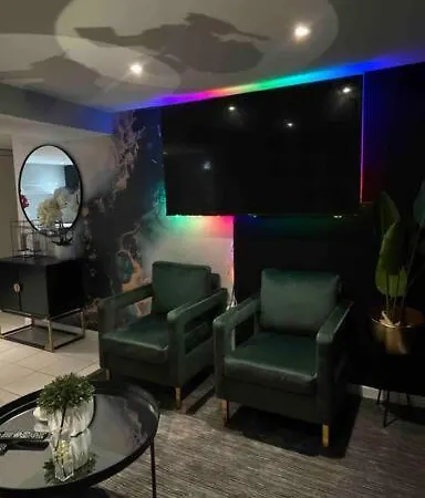 The Circle Near Jfk + Shopping Mall * New York