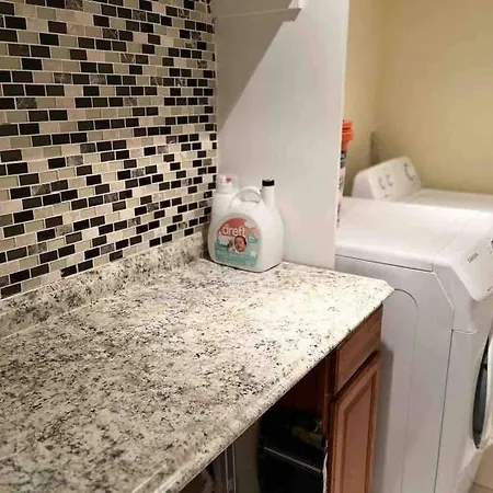 The Circle Near Jfk + Shopping Mall * New York