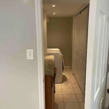 The Circle Near Jfk + Shopping Mall * New York