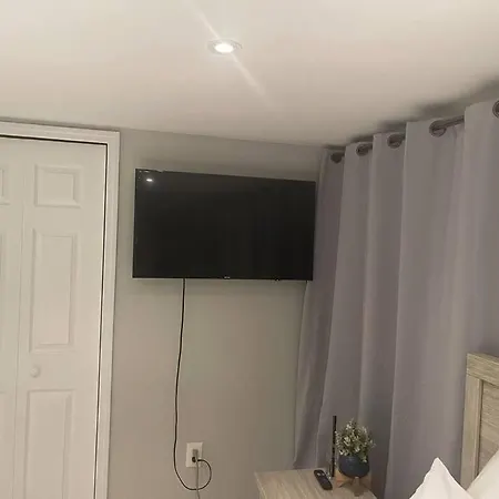The Circle Near Jfk + Shopping Mall * New York
