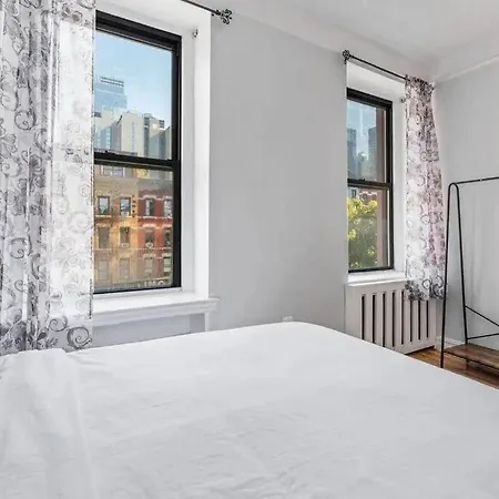 Beautifully Designed 2 Bedroom Near Hell's Kitchen *