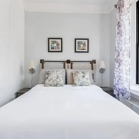 Beautifully Designed 2 Bedroom Near Hell's Kitchen *