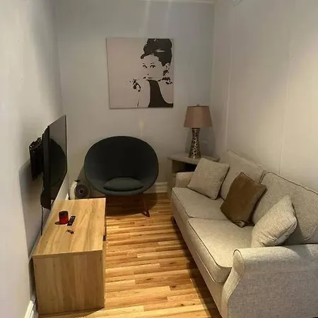Beautifully Designed 2 Bedroom Near Hell's Kitchen Apartment *