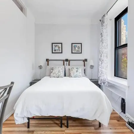 Beautifully Designed 2 Bedroom Near Hell's Kitchen Apartment New York