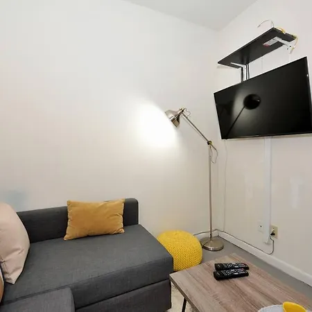3br/1ba Near Times Square Apartment