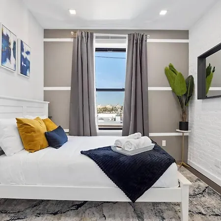 Swj - 3 Fl 9 Bedroom Triplex_1 Block To Train * New York