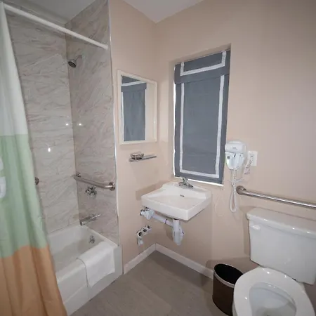 Flushing Garden Hotel 2*