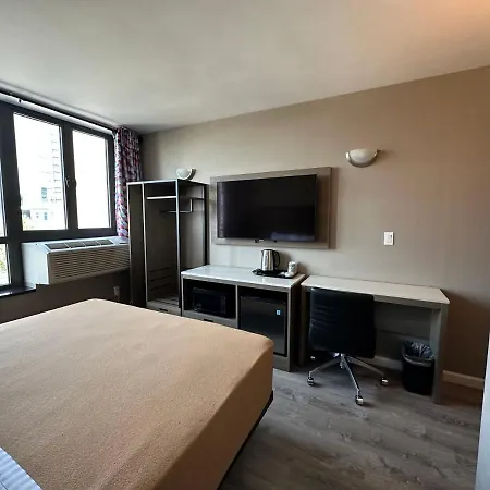 Regal & Laguardia Hotel 3*