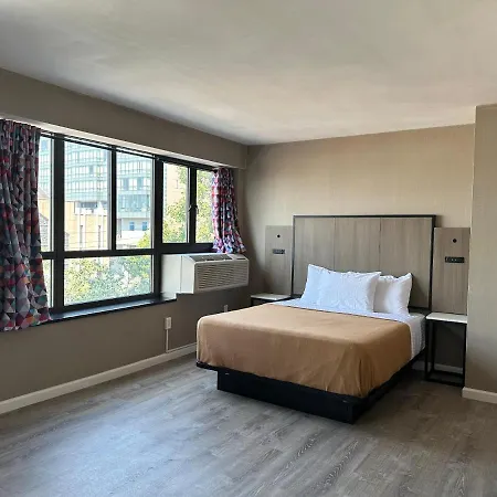 Regal & Laguardia Hotel 3*