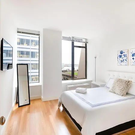 Elegant Three Bedroom In Financial District Apartment
