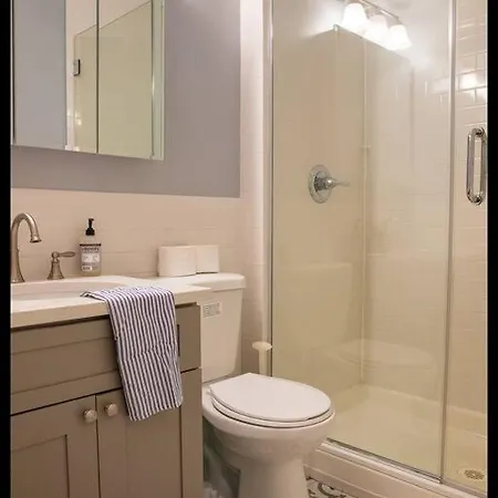 4br 10 Mins Walk To Central Park! Apartment