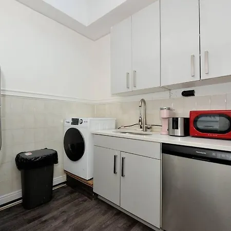 New And Spacious 3 Bedroom In Midtown West! Apartment