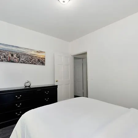 New And Spacious 3 Bedroom In Midtown West! Apartment *