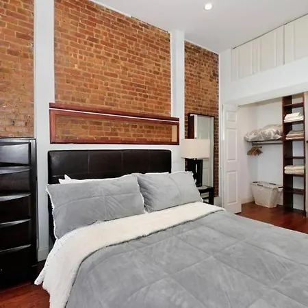 Spacious 1 Bedroom Close To Central Park Apartment
