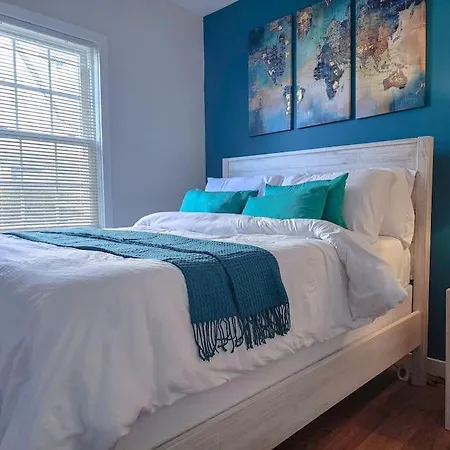 A New Splash Of Color In The Heart Of Queens Holiday home *