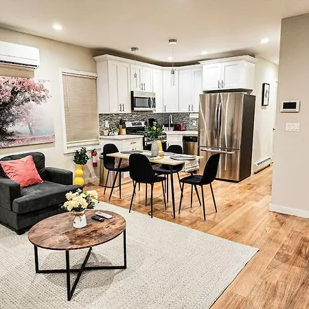 Holiday home A New Splash Of Color In The Heart Of Queens