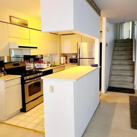 Apartment Spacious 3 Level Condo/townhouse, Free Parking. New York