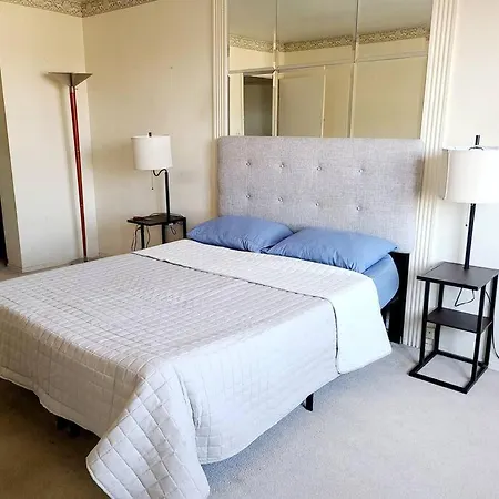 Spacious 3 Level Condo/townhouse, Free Parking. * New York