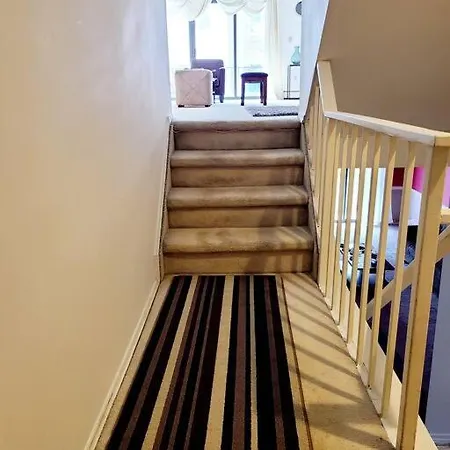 Apartment Spacious 3 Level Condo/townhouse, Free Parking.