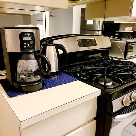 Spacious 3 Level Condo/townhouse, Free Parking. Apartment New York