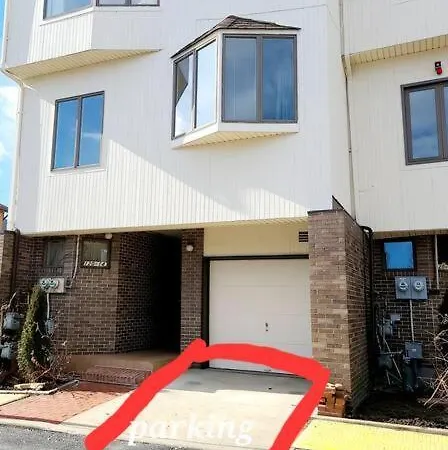 Spacious 3 Level Condo/townhouse, Free Parking. * New York