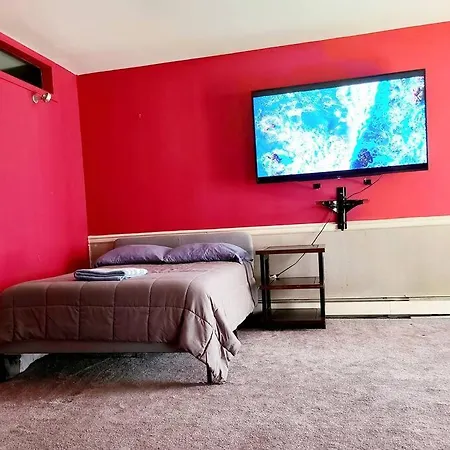 Spacious 3 Level Condo/townhouse, Free Parking. Apartment