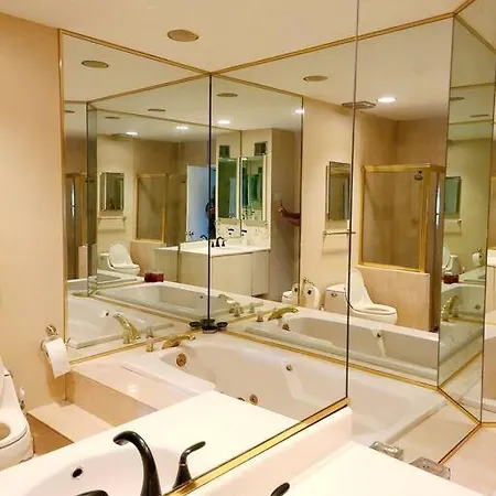 Spacious 3 Level Condo/townhouse, Free Parking. *