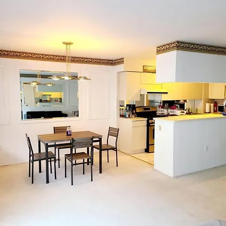 Spacious 3 Level Condo/townhouse, Free Parking. Apartment *