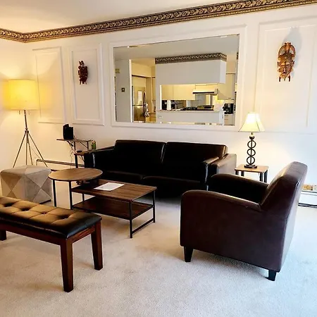 Spacious 3 Level Condo/townhouse, Free Parking.