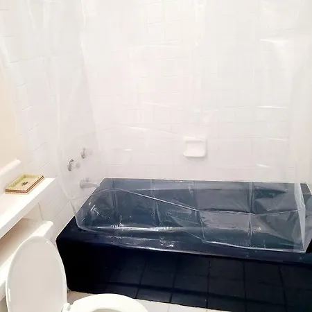 Spacious 3 Level Condo/townhouse, Free Parking. * New York